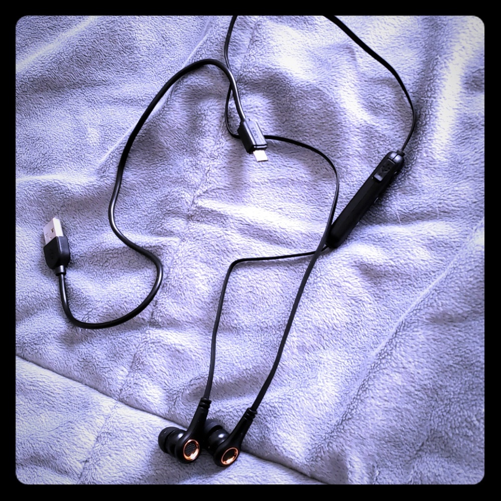 Bluetooth wireless headphones